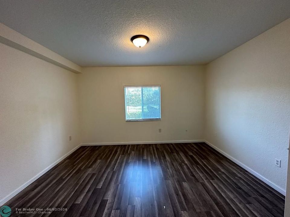 For Rent: $2,200 (3 beds, 2 baths, 999 Square Feet)