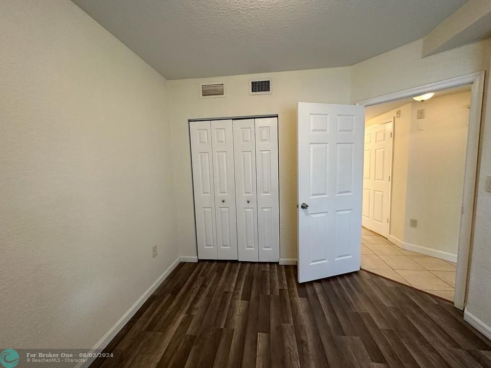 For Rent: $2,200 (3 beds, 2 baths, 999 Square Feet)