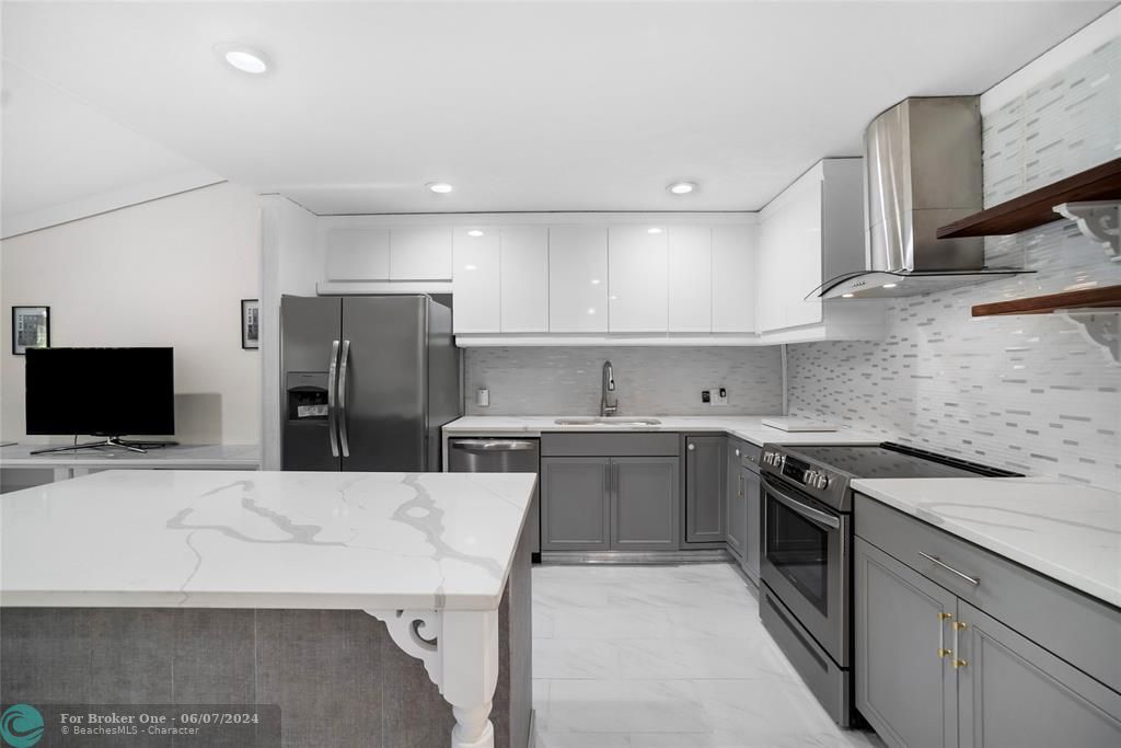 For Sale: $459,000 (2 beds, 2 baths, 1110 Square Feet)