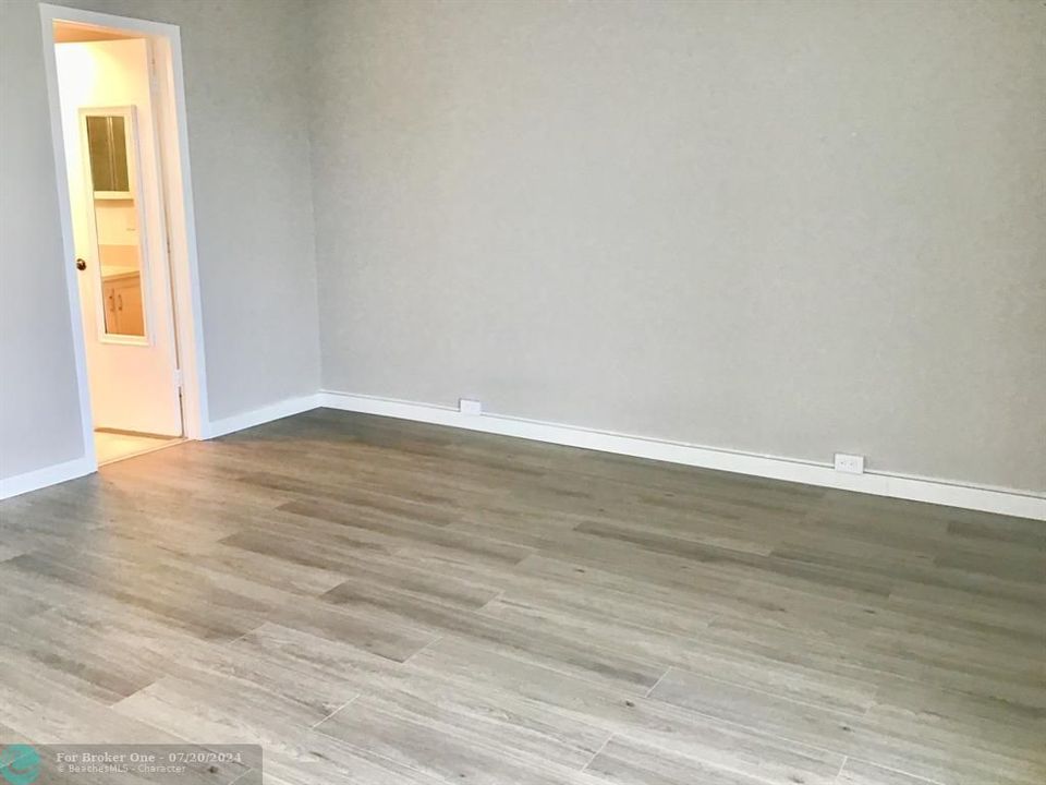 For Rent: $1,600 (1 beds, 1 baths, 738 Square Feet)