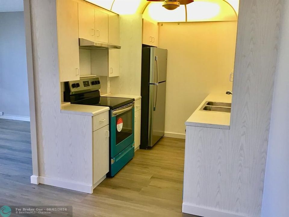 For Rent: $1,600 (1 beds, 1 baths, 738 Square Feet)