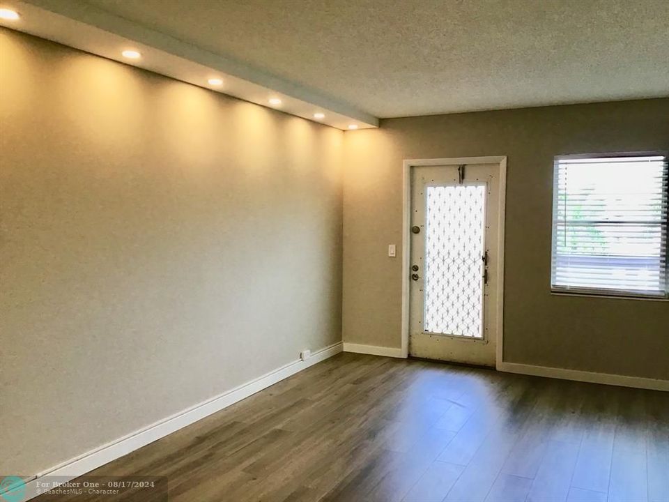 For Rent: $1,600 (1 beds, 1 baths, 738 Square Feet)