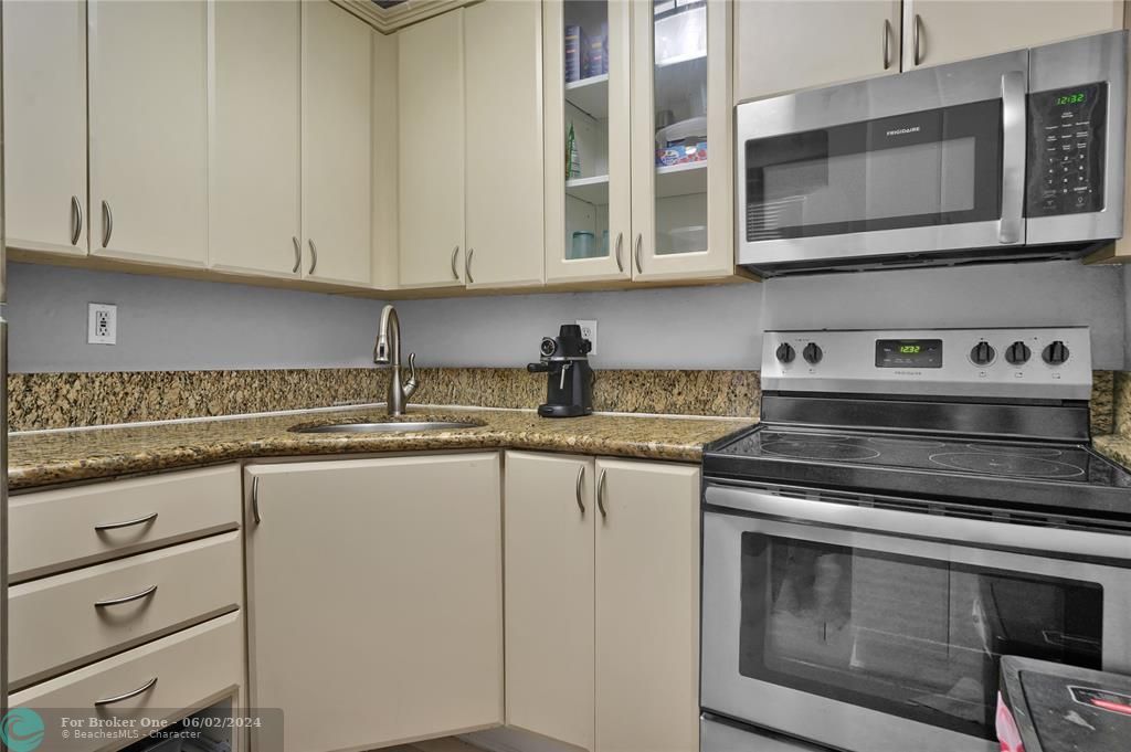 For Sale: $198,000 (1 beds, 1 baths, 664 Square Feet)