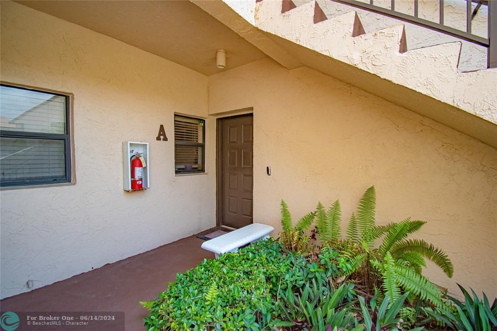Active With Contract: $339,000 (3 beds, 2 baths, 1098 Square Feet)