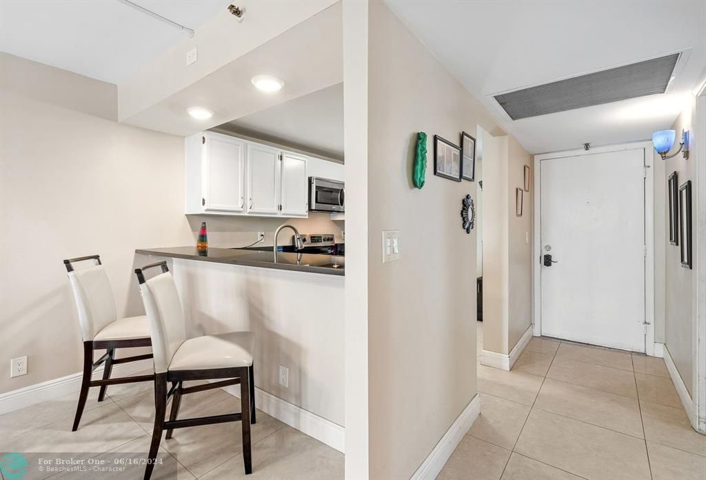 For Sale: $384,900 (2 beds, 2 baths, 1095 Square Feet)