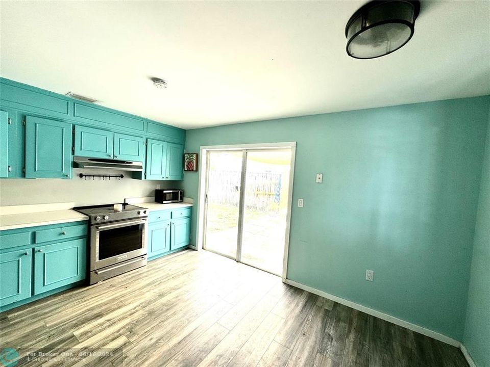 For Rent: $2,850 (2 beds, 1 baths, 918 Square Feet)