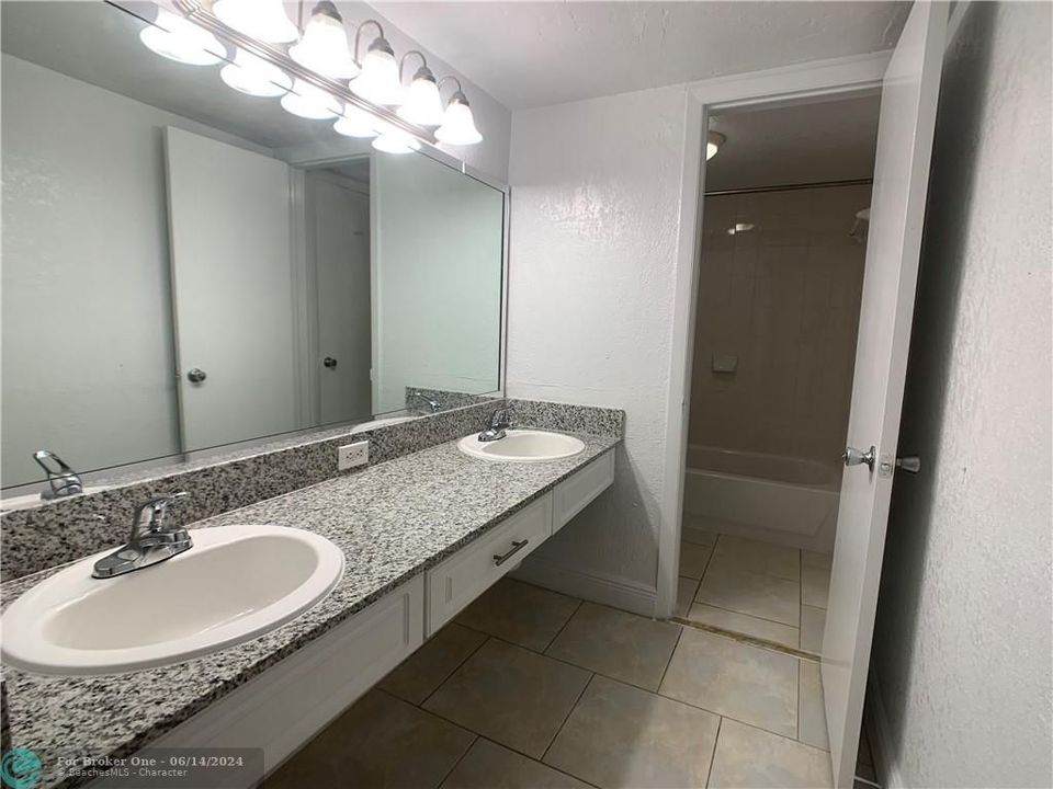 最近租的: $2,039 (1 贝兹, 1 浴室, 726 平方英尺)