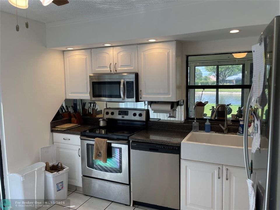 For Sale: $279,000 (2 beds, 2 baths, 1241 Square Feet)