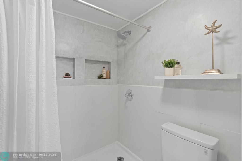 Active With Contract: $320,000 (1 beds, 1 baths, 800 Square Feet)