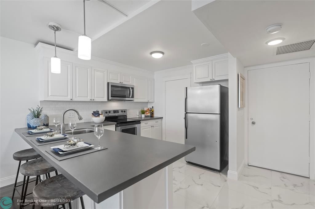 Active With Contract: $320,000 (1 beds, 1 baths, 800 Square Feet)