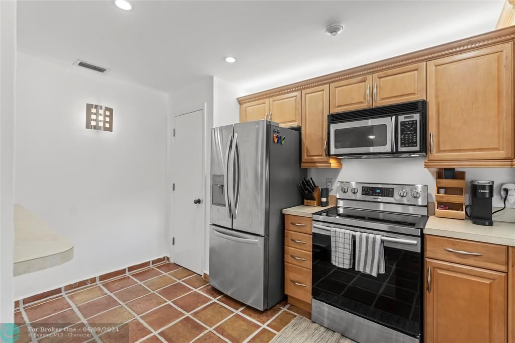 Active With Contract: $529,000 (3 beds, 2 baths, 1395 Square Feet)