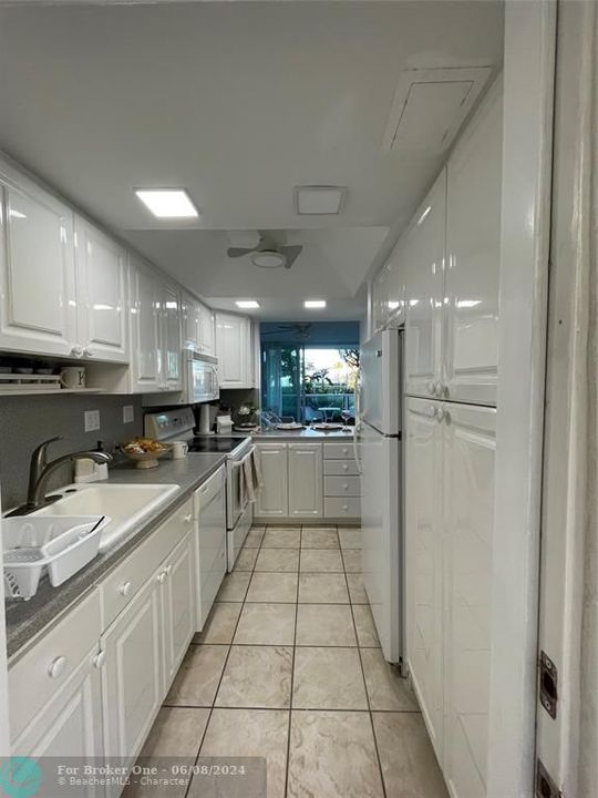 For Sale: $425,000 (1 beds, 1 baths, 699 Square Feet)