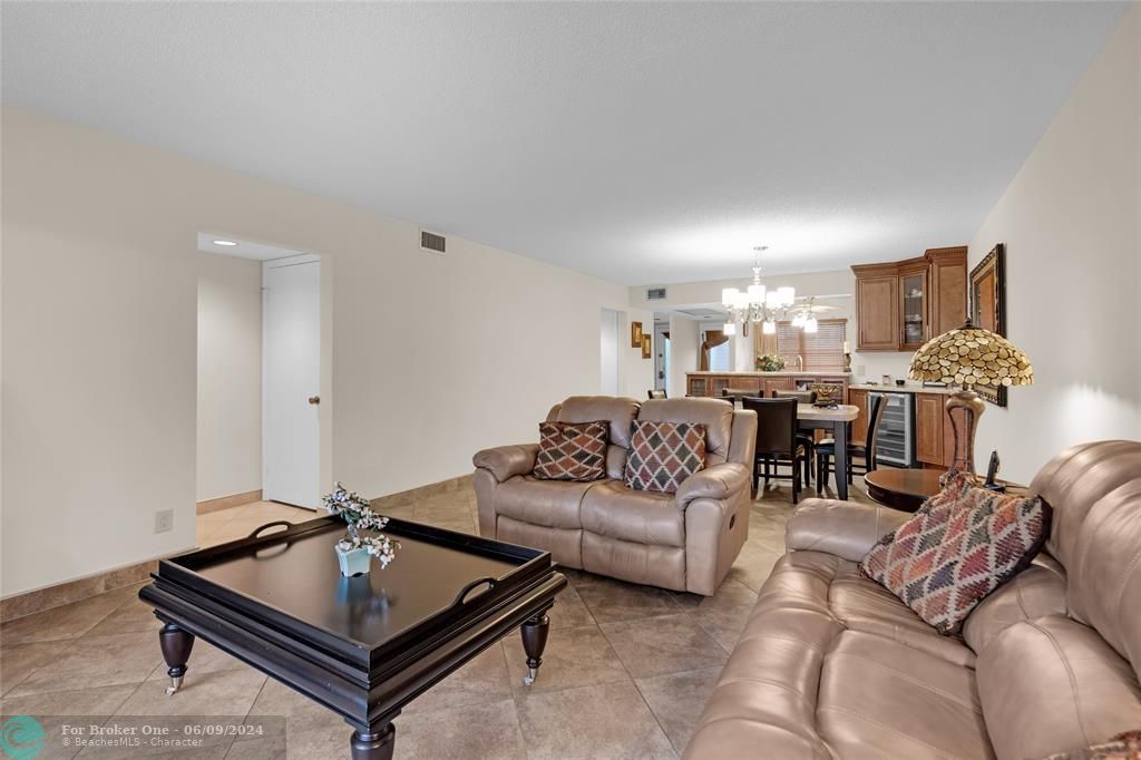 Active With Contract: $244,900 (2 beds, 2 baths, 1180 Square Feet)