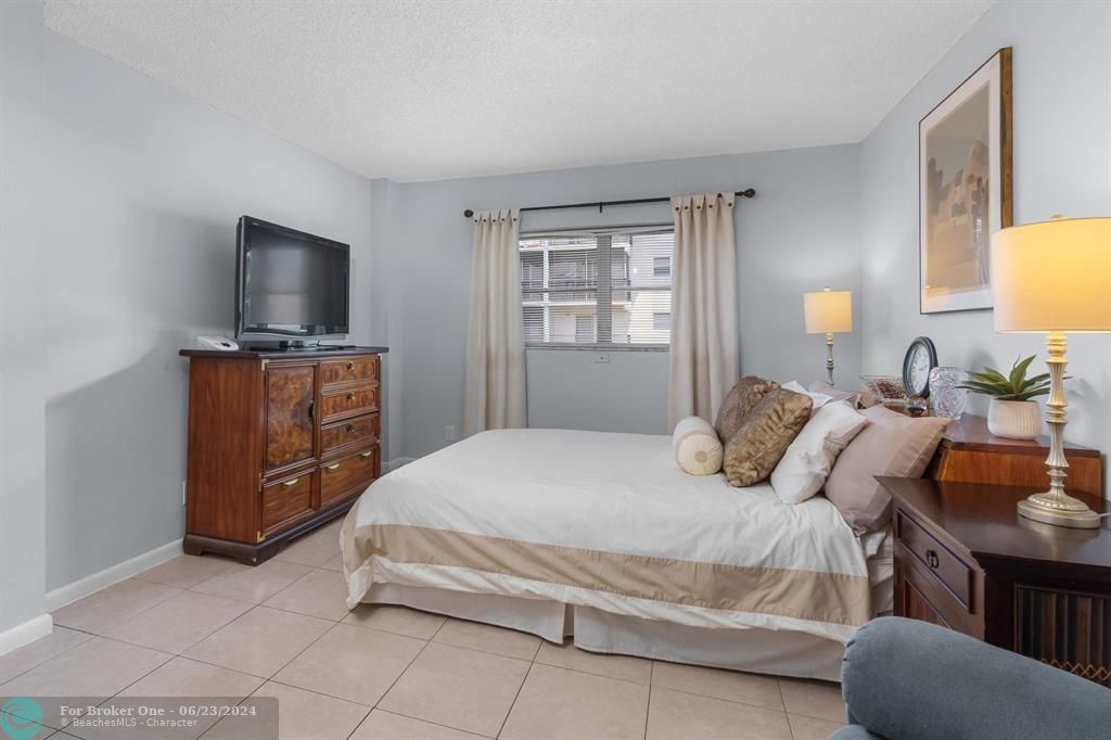 For Sale: $280,000 (2 beds, 2 baths, 975 Square Feet)