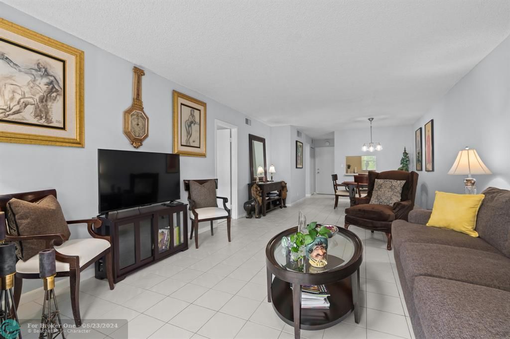 For Sale: $280,000 (2 beds, 2 baths, 975 Square Feet)