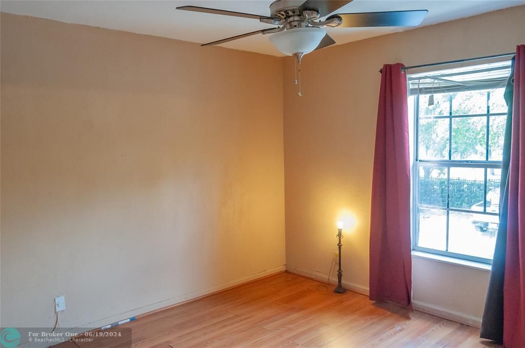 For Sale: $155,000 (1 beds, 1 baths, 900 Square Feet)