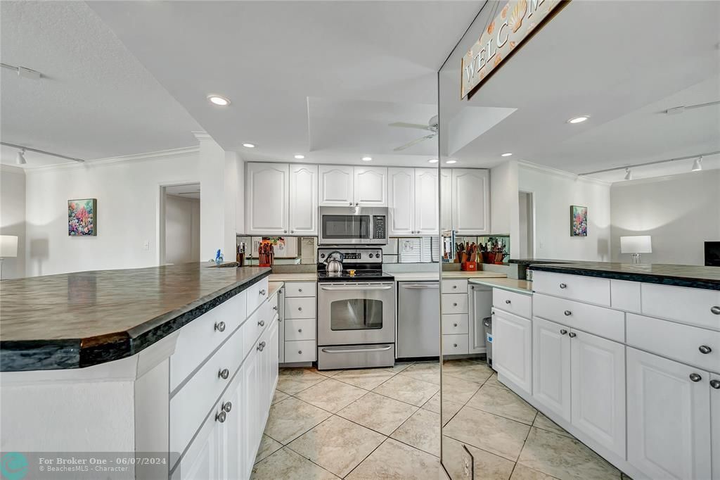 For Sale: $649,900 (2 beds, 2 baths, 1040 Square Feet)