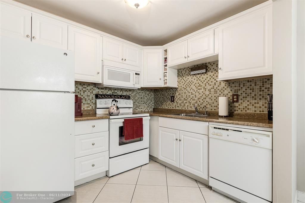 For Sale: $139,500 (1 beds, 1 baths, 760 Square Feet)