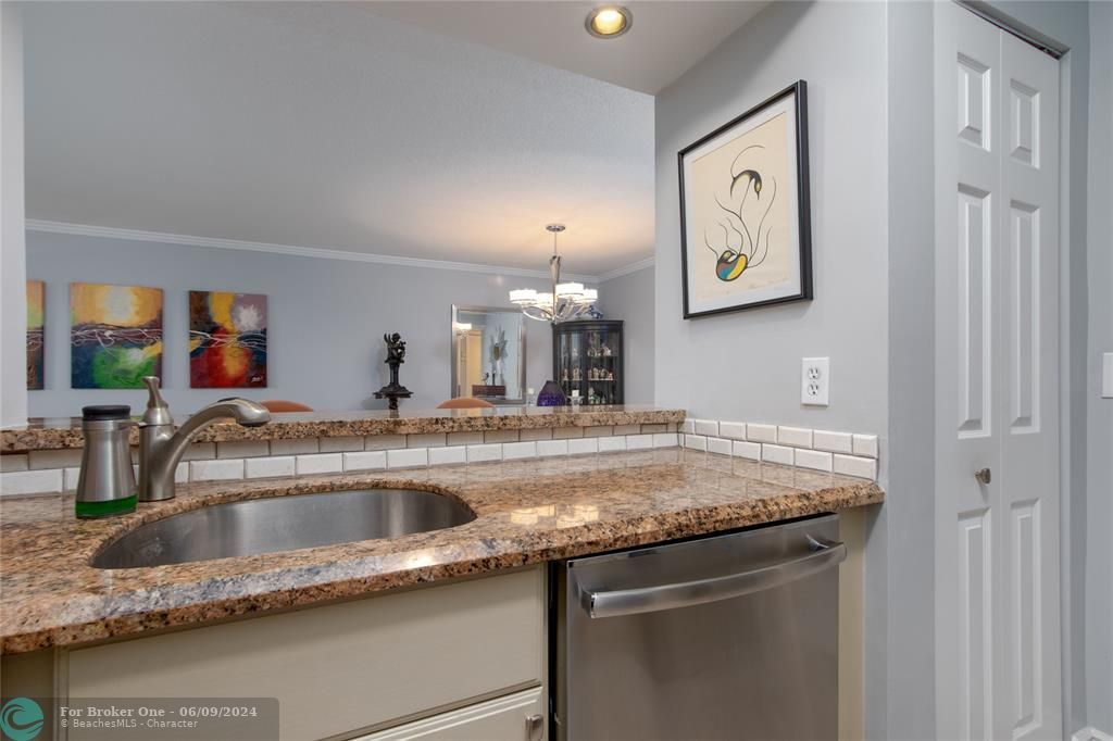 Active With Contract: $2,150 (2 beds, 2 baths, 1300 Square Feet)
