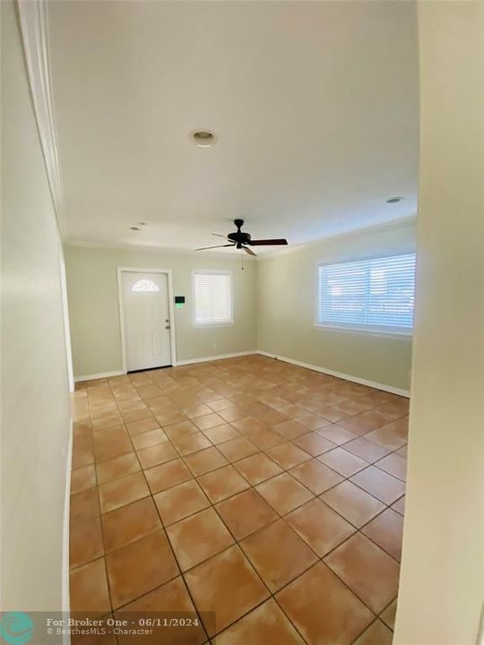 Active With Contract: $2,800 (2 beds, 1 baths, 850 Square Feet)