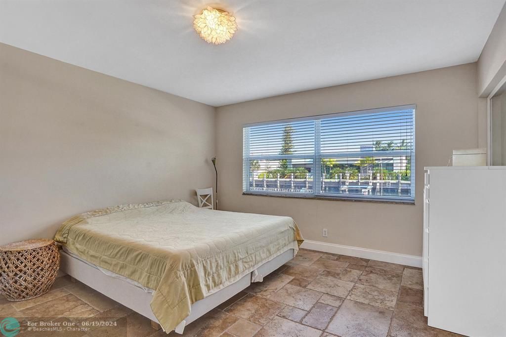 For Sale: $449,000 (2 beds, 2 baths, 1100 Square Feet)