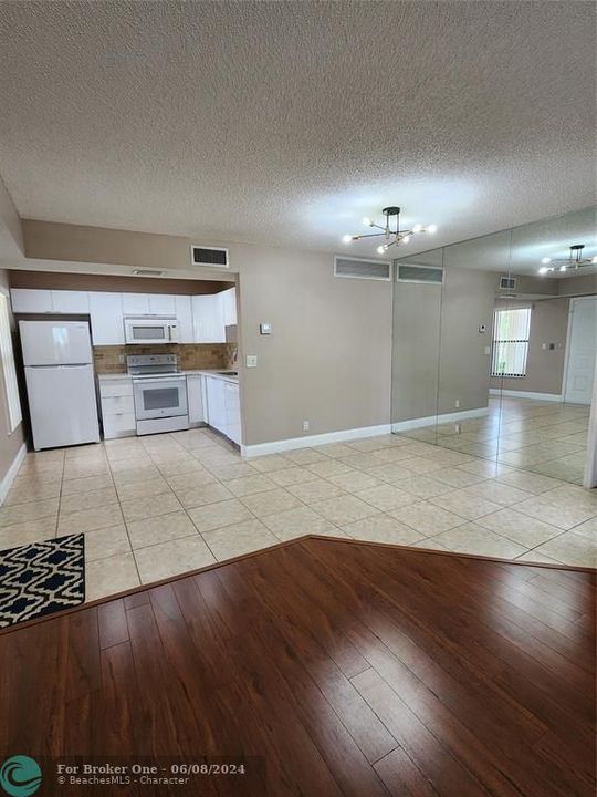 For Rent: $2,300 (2 beds, 2 baths, 860 Square Feet)