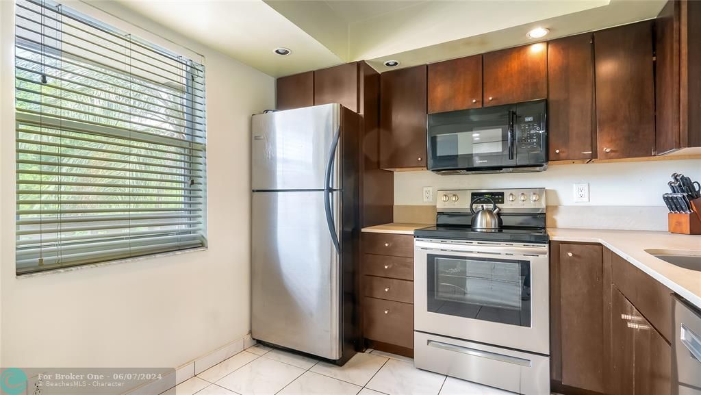 For Sale: $256,500 (2 beds, 2 baths, 1050 Square Feet)