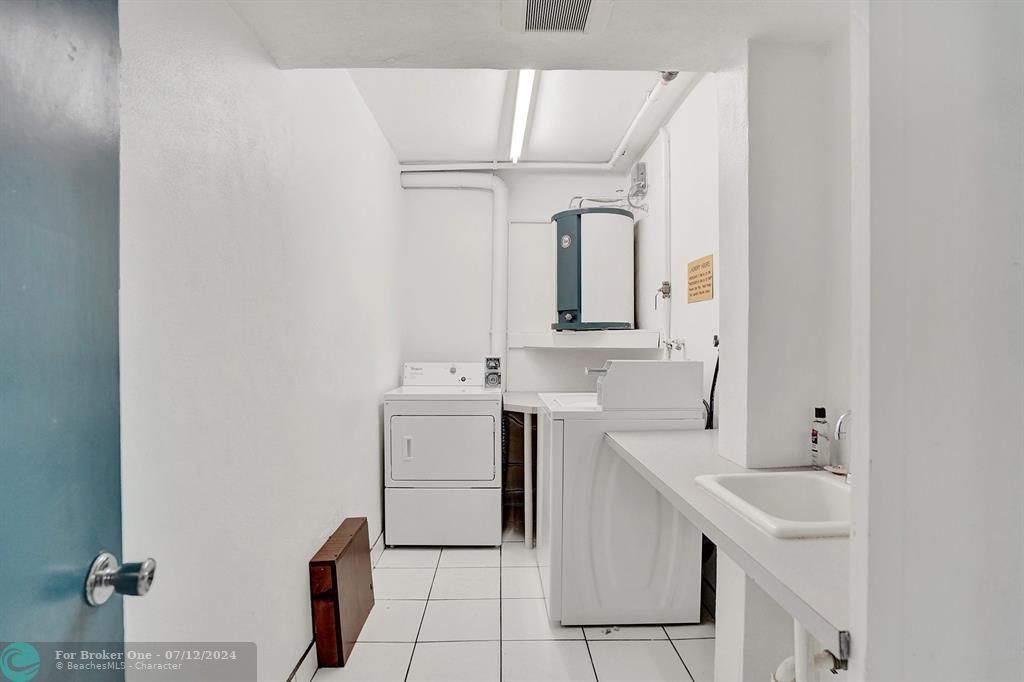 Active With Contract: $1,700 (1 beds, 1 baths, 570 Square Feet)