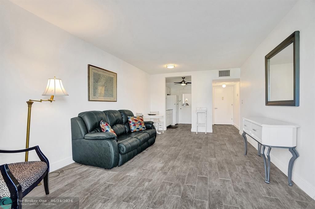 Active With Contract: $1,700 (1 beds, 1 baths, 570 Square Feet)
