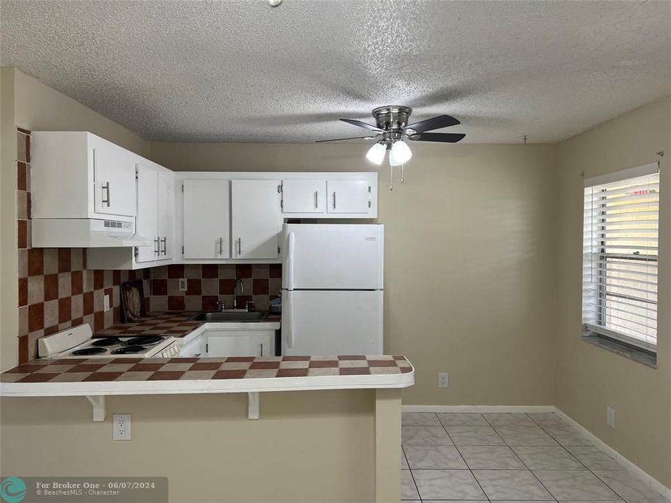 For Rent: $1,400 (1 beds, 1 baths, 427 Square Feet)