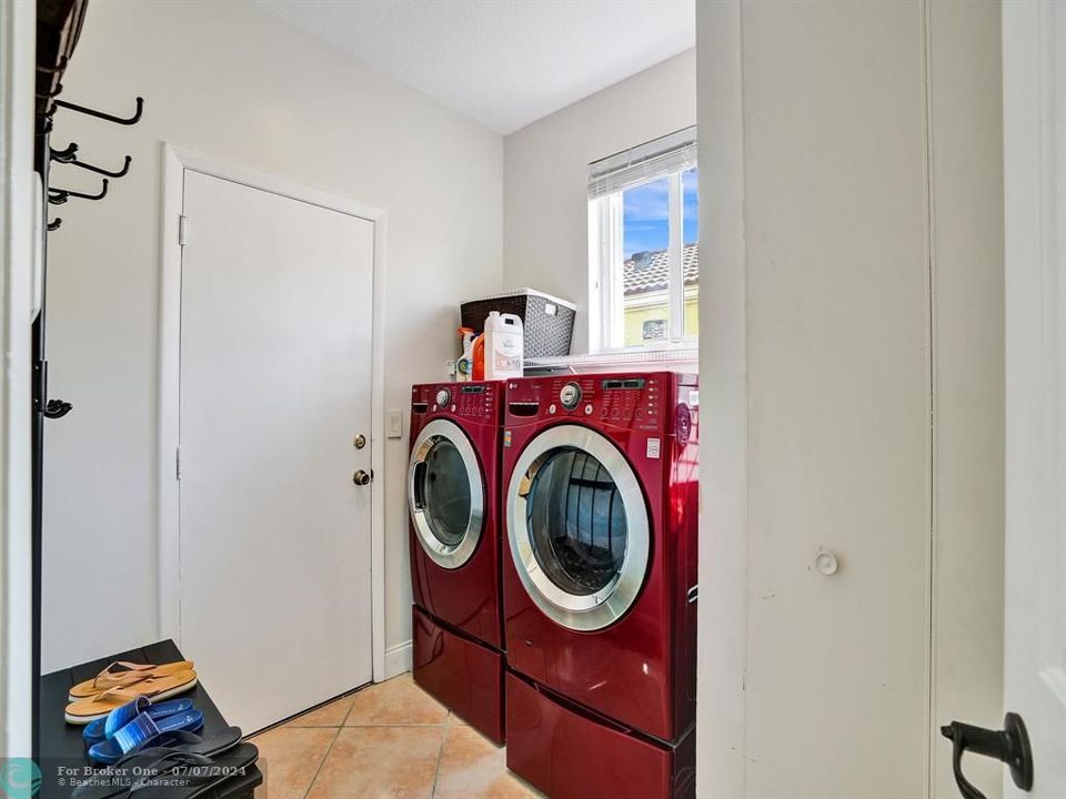 For Sale: $685,000 (3 beds, 2 baths, 2204 Square Feet)
