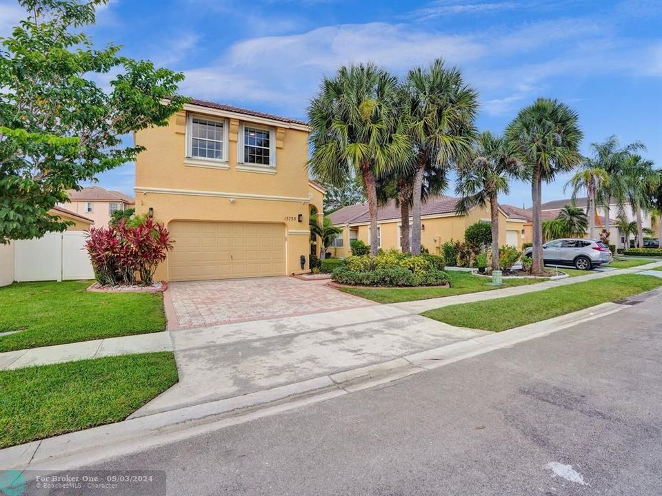 For Sale: $685,000 (3 beds, 2 baths, 2204 Square Feet)