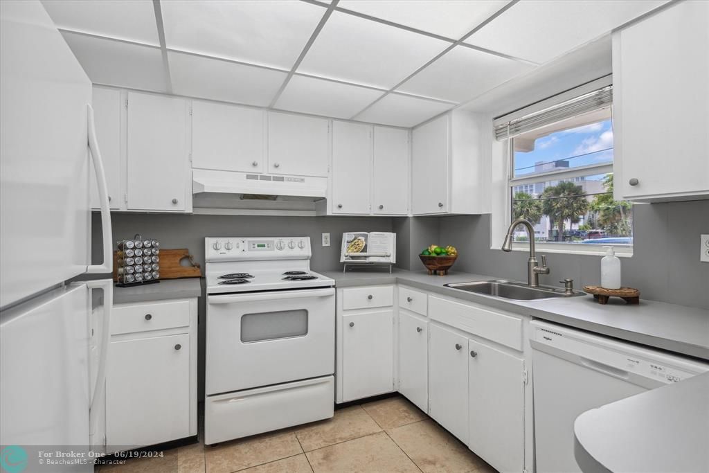For Sale: $599,000 (1 beds, 1 baths, 920 Square Feet)