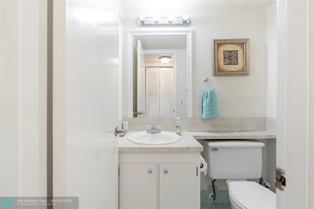 Active With Contract: $98,000 (1 beds, 1 baths, 720 Square Feet)