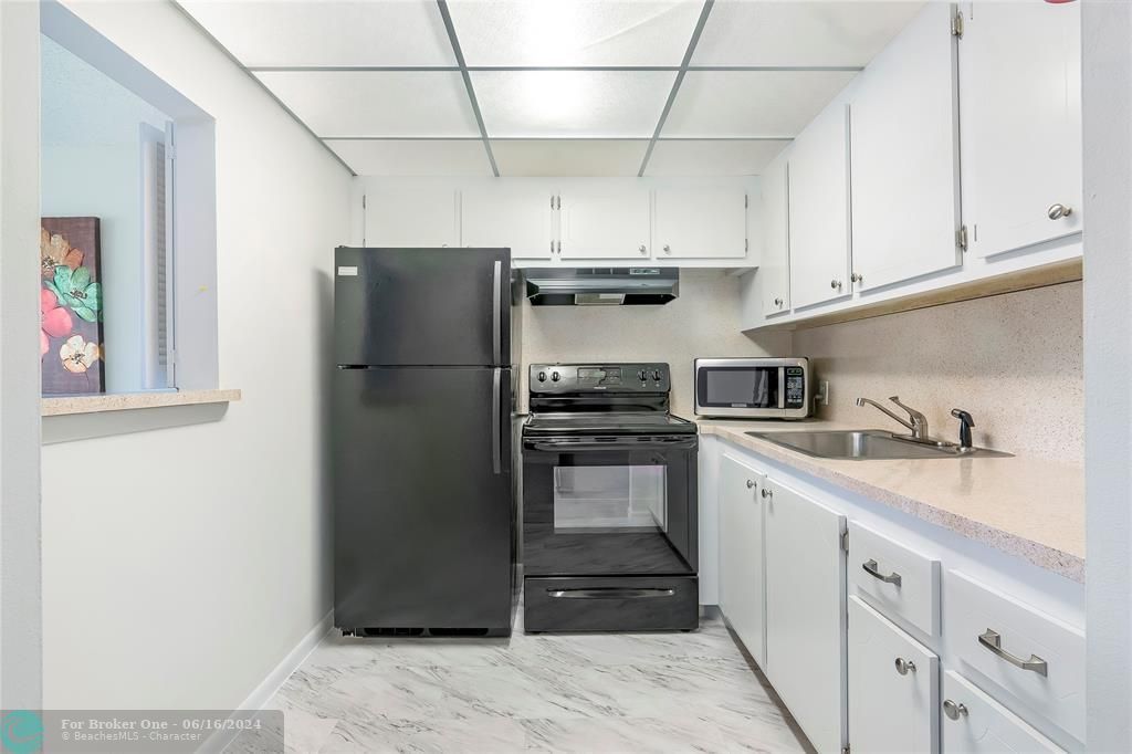 Active With Contract: $98,000 (1 beds, 1 baths, 720 Square Feet)
