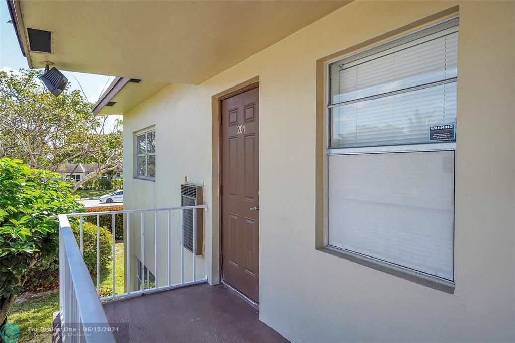 For Sale: $199,000 (2 beds, 2 baths, 990 Square Feet)
