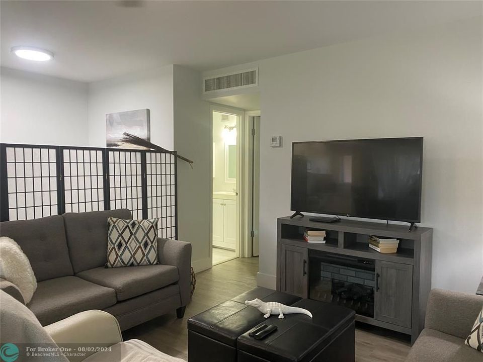 Active With Contract: $154,900 (1 beds, 1 baths, 680 Square Feet)