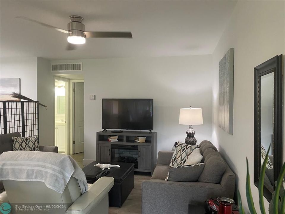 Active With Contract: $154,900 (1 beds, 1 baths, 680 Square Feet)