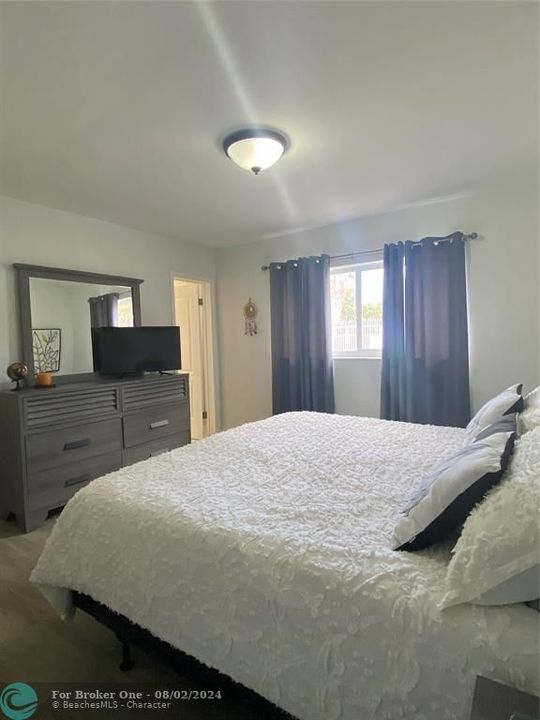 Active With Contract: $154,900 (1 beds, 1 baths, 680 Square Feet)