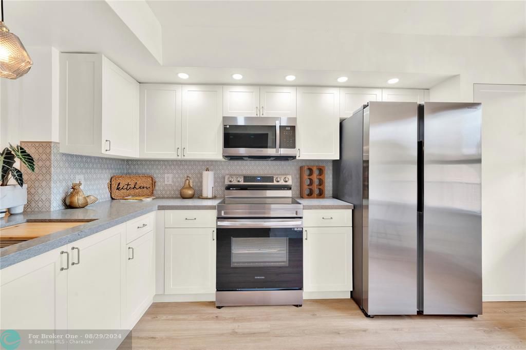 For Sale: $315,000 (2 beds, 2 baths, 1207 Square Feet)