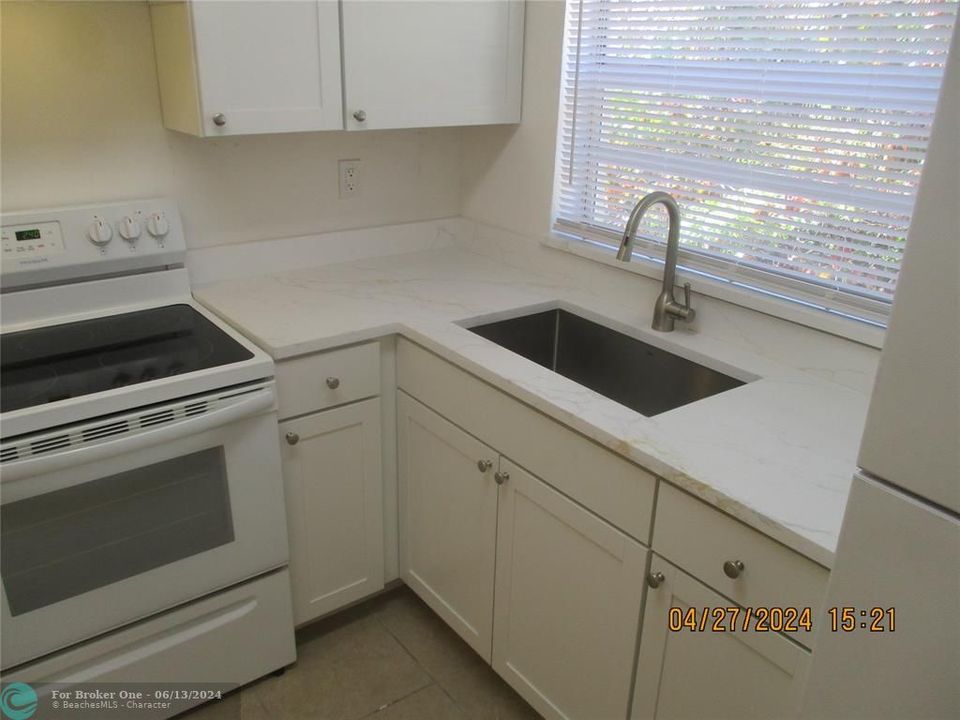 Active With Contract: $1,495 (1 beds, 1 baths, 1712 Square Feet)