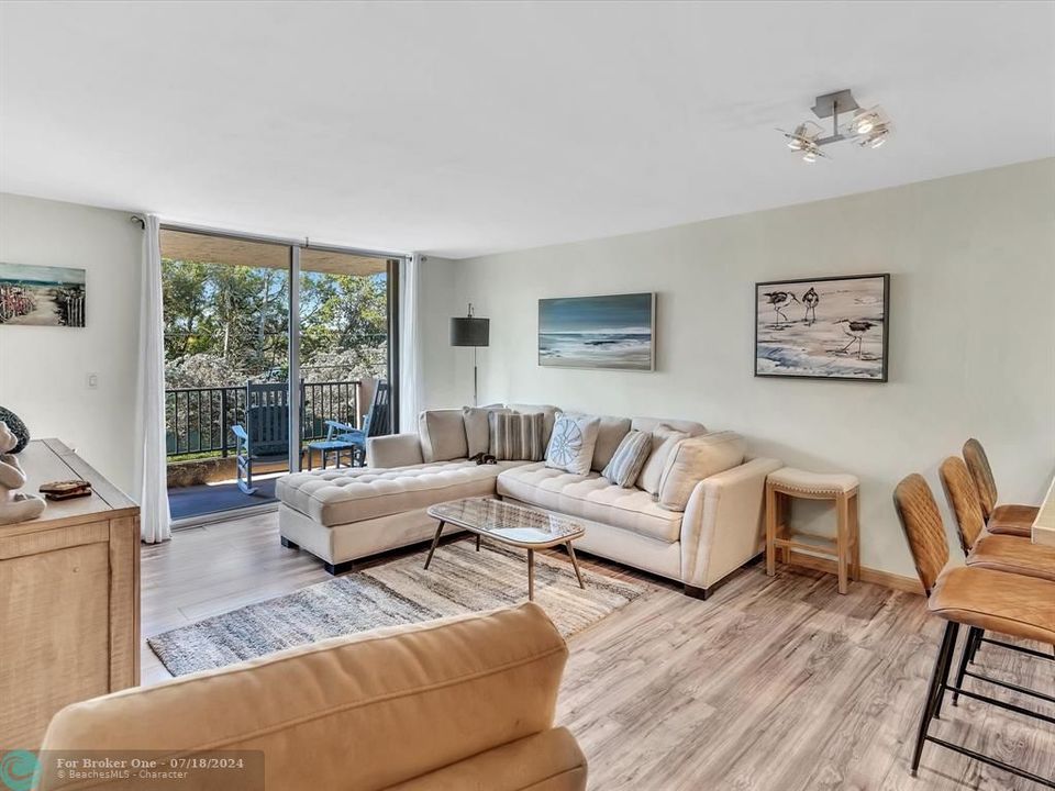 Active With Contract: $365,000 (2 beds, 2 baths, 1014 Square Feet)