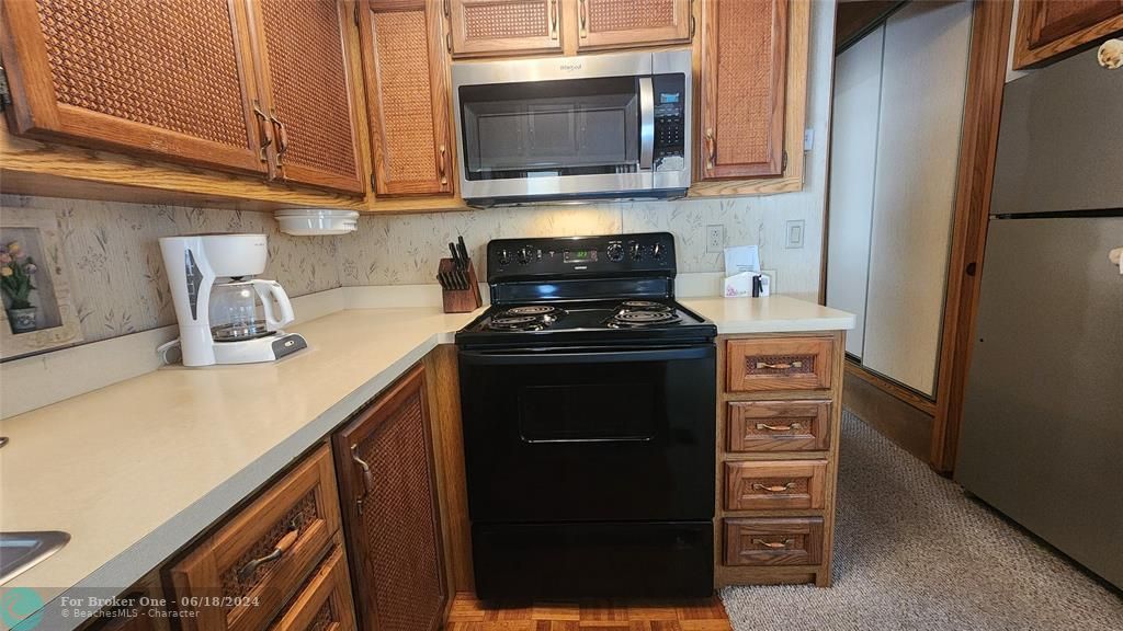For Sale: $115,900 (1 beds, 1 baths, 789 Square Feet)