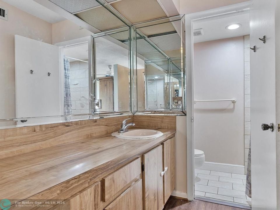 合同活跃: $285,000 (2 贝兹, 2 浴室, 1230 平方英尺)