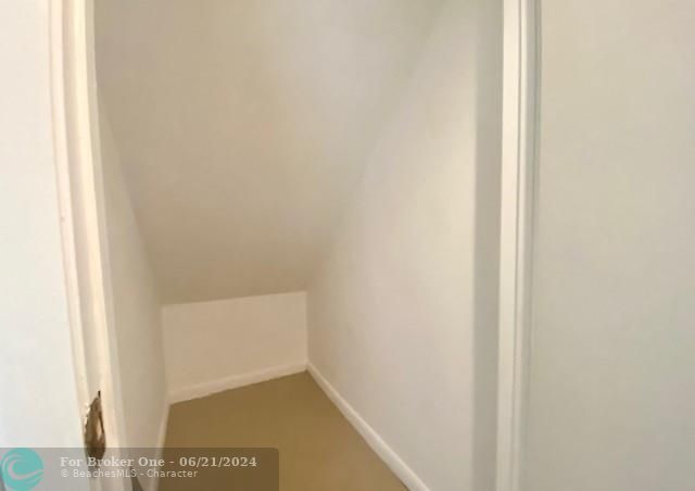 For Sale: $195,000 (1 beds, 1 baths, 860 Square Feet)