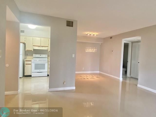 Active With Contract: $195,000 (1 beds, 1 baths, 860 Square Feet)