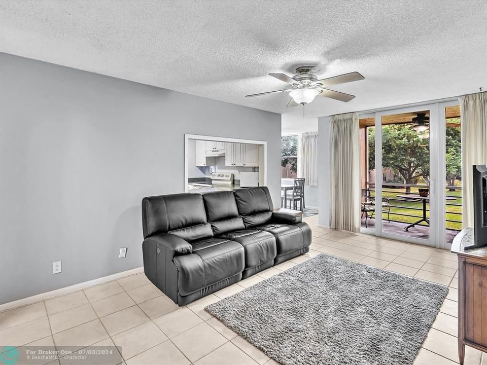 For Sale: $209,000 (2 beds, 2 baths, 965 Square Feet)
