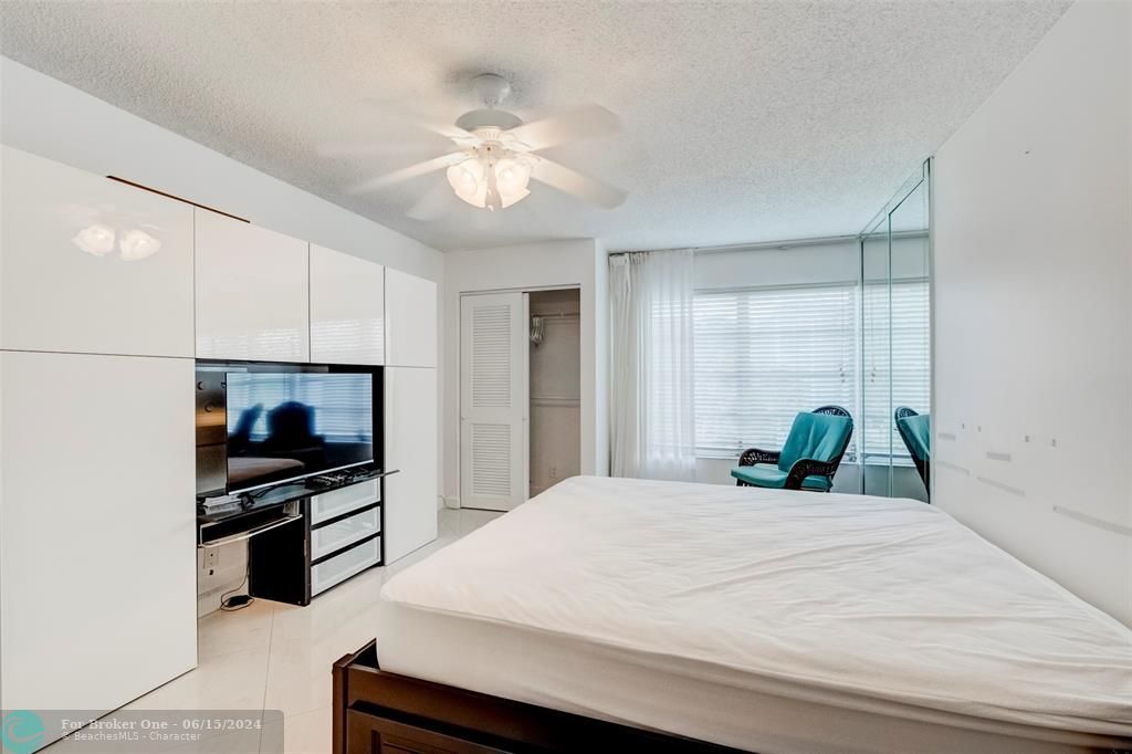 For Sale: $134,875 (1 beds, 1 baths, 726 Square Feet)