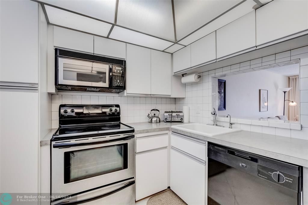 For Sale: $134,875 (1 beds, 1 baths, 726 Square Feet)