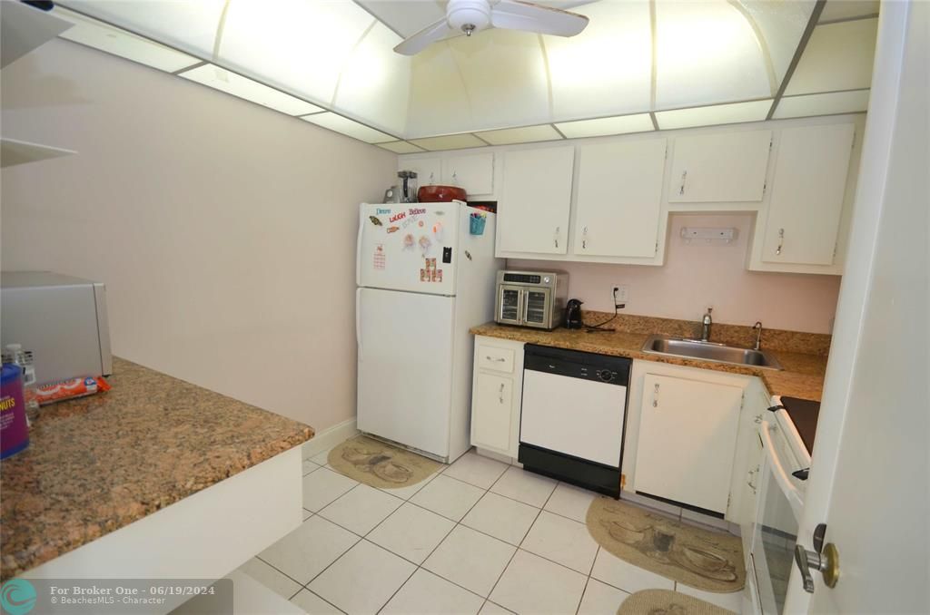 For Sale: $145,000 (2 beds, 2 baths, 972 Square Feet)